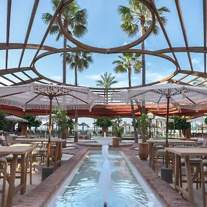 4* Hotell World